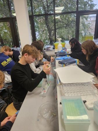 Klasa 2LR na warsztatach „Zobacz DNA”